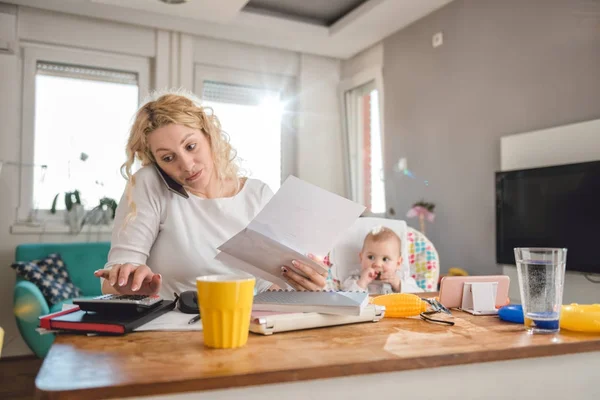 Madre Sosteniendo Carta Usando Calculadora Hablando Por Teléfono Inteligente Oficina — Foto de Stock