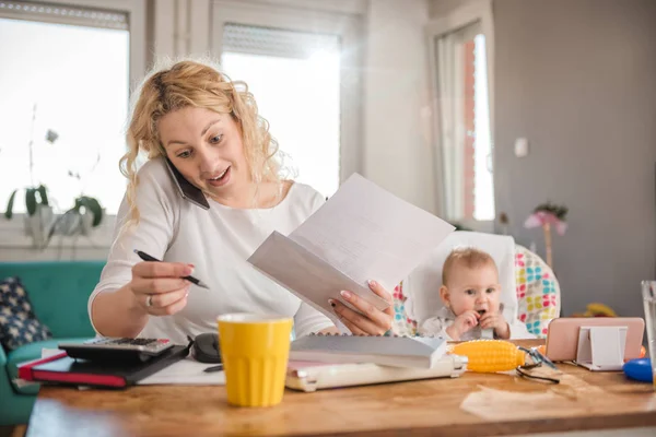 Mama Ține Scrisoarea Scrie Notițe Vorbește Telefonul Inteligent Birou Grijă — Fotografie, imagine de stoc