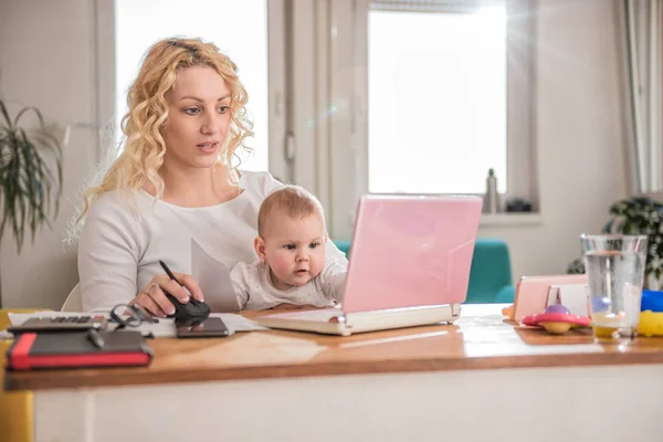 Anya Office Ügyelve Baba Használ Laptop Otthon Dolgozni — Stock Fotó