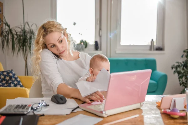 Anya Baby Gazdaságban Beszél Szúró Telefon Haza Hivatal Használ Laptop — Stock Fotó