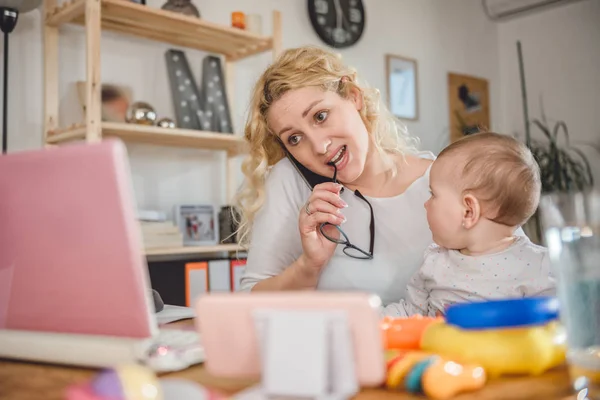Madre Sosteniendo Bebé Hablando Por Teléfono Inteligente Oficina Casa Utilizando — Foto de Stock