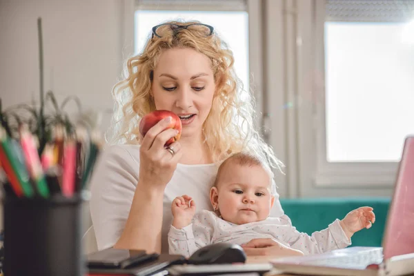 Mamma Äter Rött Äpple Och Använder Bärbar Dator Hemmakontoret Med — Stockfoto