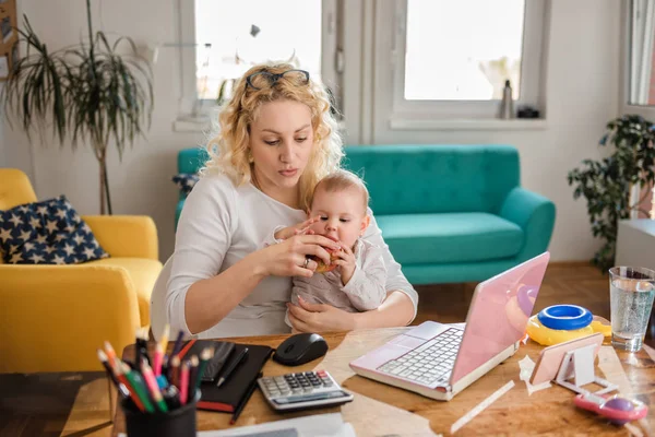 Mãe Alimentação Bebê Casa Escritório Com Maçã Vermelha Fresca — Fotografia de Stock