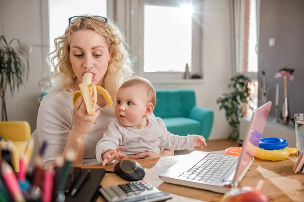 Mama Mănâncă Banane Ține Copilul Brațe Birou — Fotografie, imagine de stoc