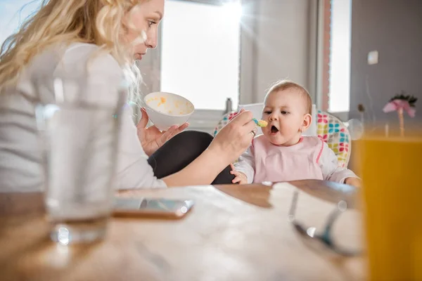 Mãe Alimentando Bebê Casa — Fotografia de Stock