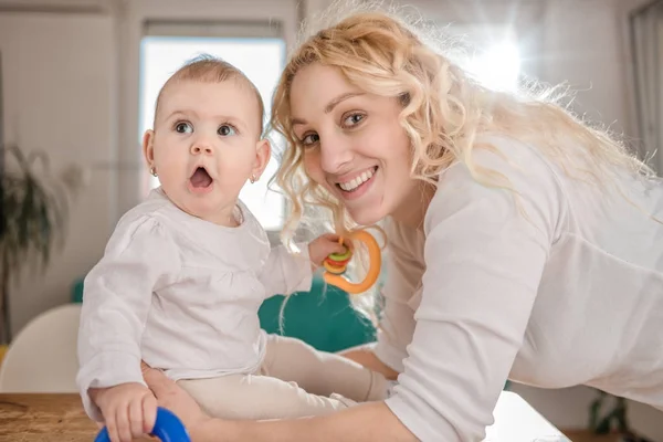 Mãe e bebê sentado — Fotografia de Stock