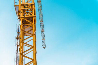 Gökyüzü önünde Vinçler