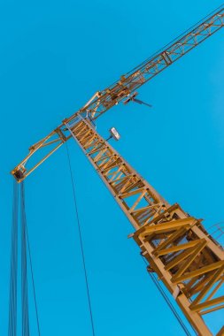 Gökyüzü önünde Vinçler