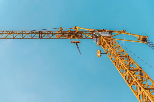 Gru a torre davanti al cielo — Foto Stock