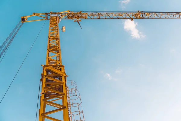 Toren kraan voor lucht — Stockfoto