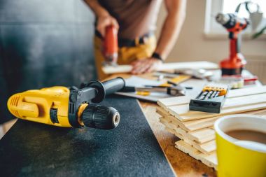 Elektrikli testere kullanan adam