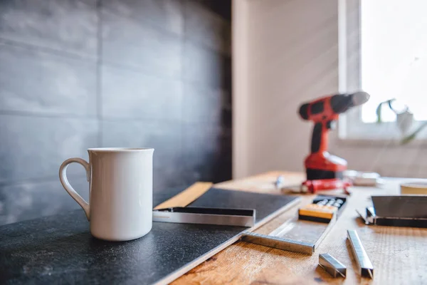 Tazza Caffè Bianca Sul Tavolo Con Strumenti — Foto Stock