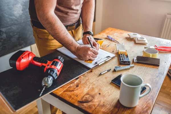 Hombre haciendo proyecto de plan — Foto de Stock