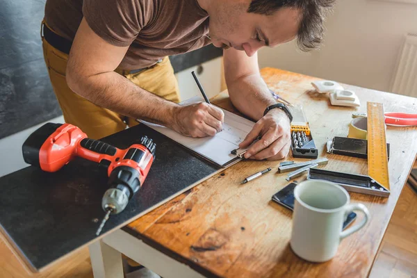 Man göra utkastet till plan — Stockfoto