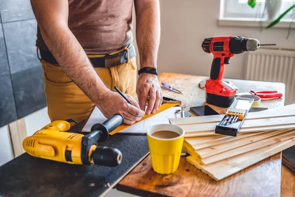 Homem com lápis na mesa — Fotografia de Stock