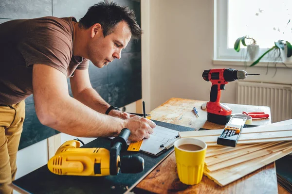 Hombre con lápiz en la mesa — Foto de Stock