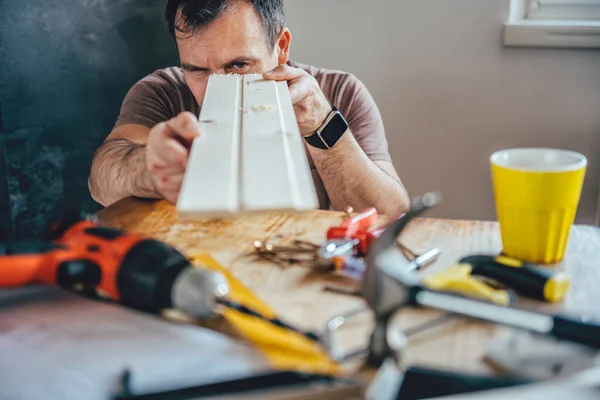 Hombre inspeccionando madera — Foto de Stock