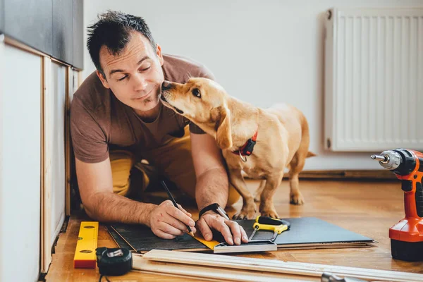 Homem a fazer obras de renovação — Fotografia de Stock