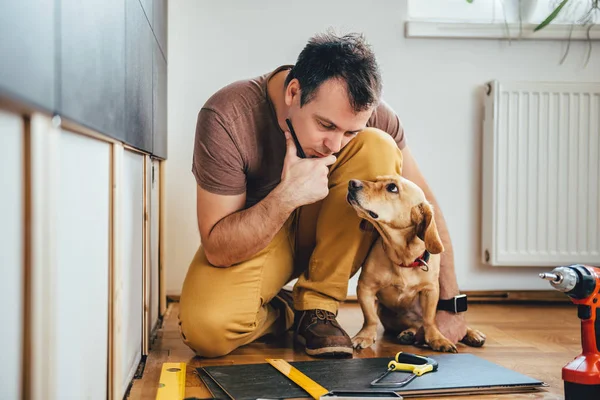 Homem a fazer obras de renovação — Fotografia de Stock