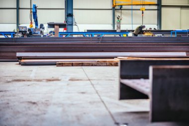 Endüstriyel hall'da çalışanlar 