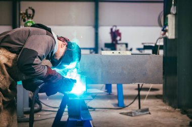 Meşale ile endüstriyel Kaynakçı