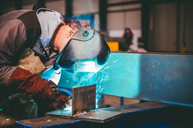 Meşale ile endüstriyel Kaynakçı