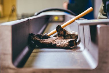 Koruyucu eldiven ve çekiç