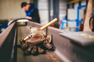 Koruyucu eldiven ve çekiç