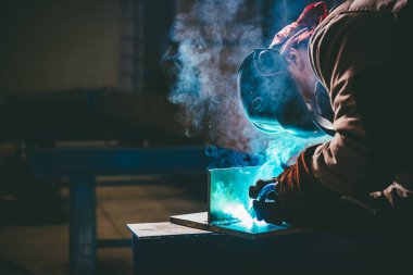 Meşale ile endüstriyel Kaynakçı