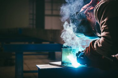 Meşale ile endüstriyel Kaynakçı