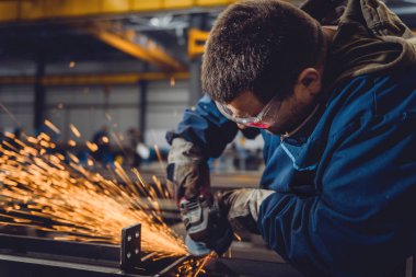 Açı değirmeni kullanarak alt