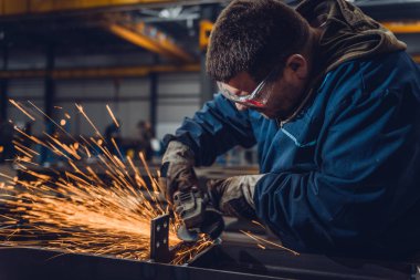 Açı değirmeni kullanarak alt