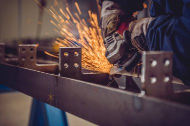 Açı değirmeni kullanarak alt