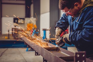 açılı taşlama kullanan adam