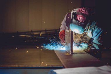 Meşale ile endüstriyel Kaynakçı