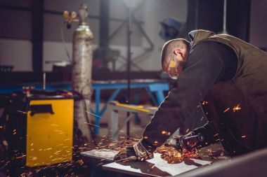 Açı değirmeni kullanarak alt