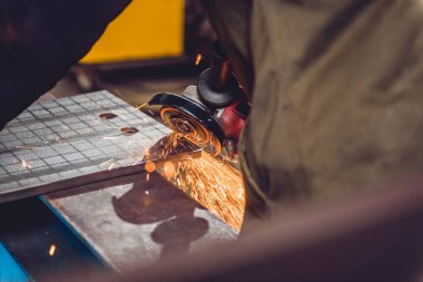 Açı değirmeni kullanarak alt