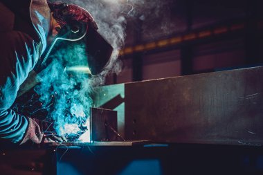 Meşale ile endüstriyel Kaynakçı