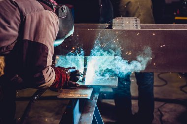 Meşale ile endüstriyel Kaynakçı 