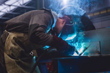 Meşale ile endüstriyel Kaynakçı 