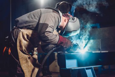 Meşale ile endüstriyel Kaynakçı 