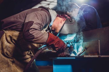 Meşale ile endüstriyel Kaynakçı 