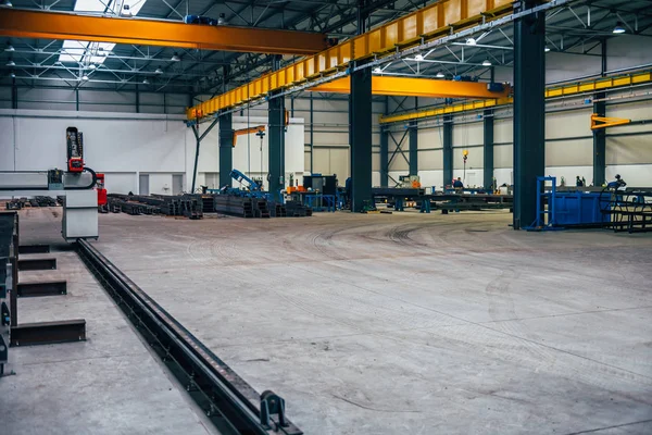 Промышленный зал с машинами и металлическими профилями — стоковое фото