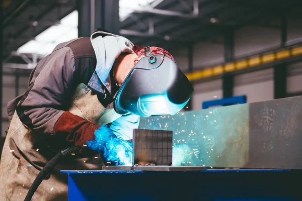 Meşale ile endüstriyel Kaynakçı