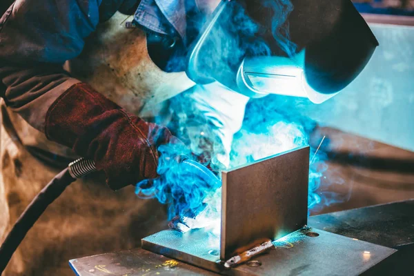 Meşale ile endüstriyel Kaynakçı