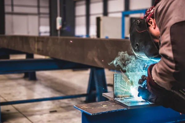 Meşale ile endüstriyel Kaynakçı