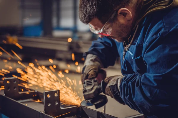 Arbeiter sprüht Funken — Stockfoto