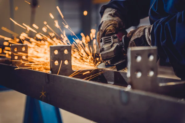 Trabajador con amoladora angular — Foto de Stock