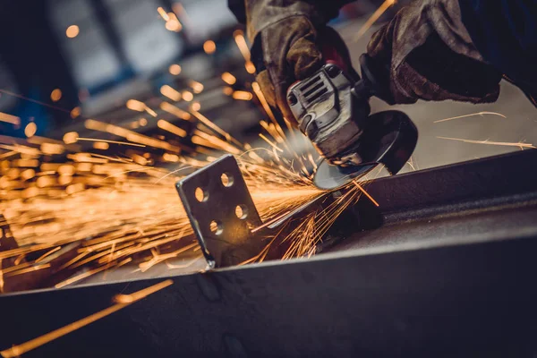 Trabajador con amoladora angular — Foto de Stock