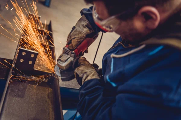 Trabajador manual en fábrica — Foto de Stock